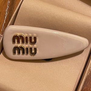 100% Authentic Miu Miu PATENT LEATHER HAIR CLIP pink